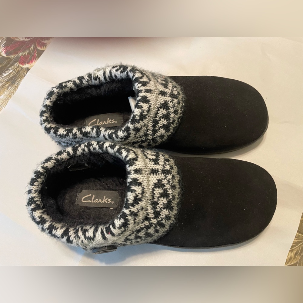 Ladies Clark’s slippers slides 9 med black and white